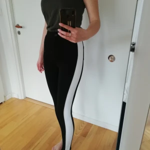 Svartvita leggings Topshop - Mjuka leggings/byxor från topshop. Fickor på baksidan. Knappt använda, strl 36.