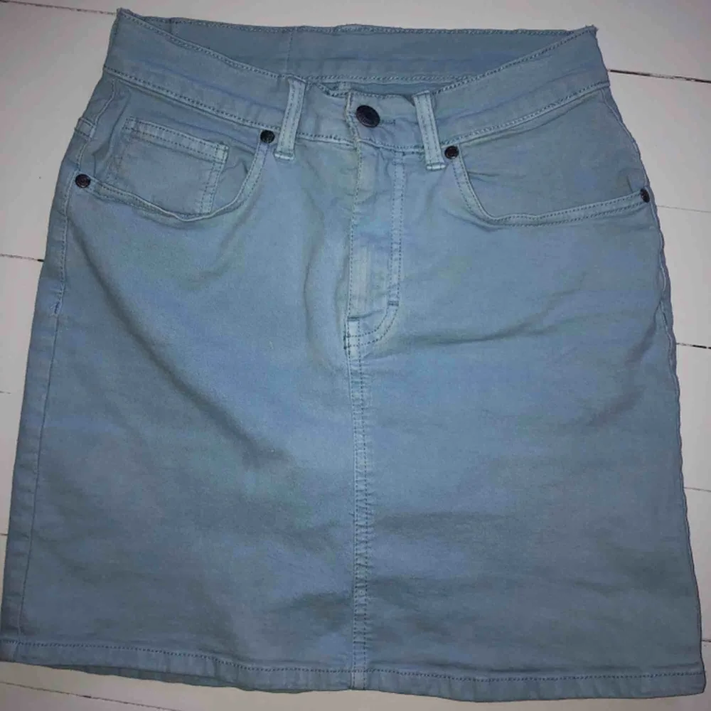 Ljusblå jättefin jeans kjol i storlek S från Dr Denim:) Tyvärr för liten för mig och därför bara använd ett fåtal gånger.  Säljer för 120kr:)  Kan mötas upp i Stockholm annars står köpare för frakt☺️. Kjolar.