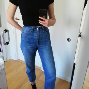Levis Wedgie straight jeans  - Supersnygga Levis "wedgie straight" jeans i strl 28. Säljer pga passar inte längre (håller in dom på bilden). Har ett litet ljust märke under vänster knä. Annars i fint skick! Kontakta mig för fler bilder el frågor 