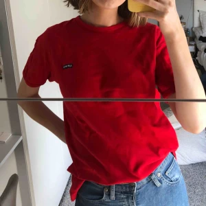  - Röd t-shirt från Levis. Köpt på Humana secondhand i bra skick. Levis märke på bröstet och på ärmen. Stolek XL men passar en 36 som mig. Köparen står för frakt 🌸