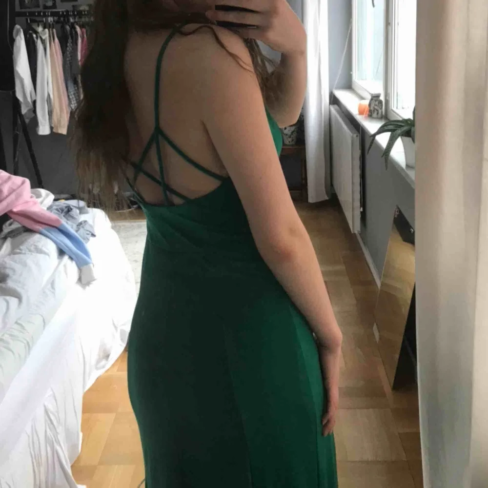 MörkGrön balklänning i storlek S. Sitter så fint!! Jag är 167cm lång och den passar perfekt med klack. Endast använd 1 gång. 300 kr! & Frakt ingår❤️ . Klänningar.