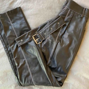  - Byxor från nakd, storlek 34 men jag är mer en 36!  De är stretchiga, använda ca 3 ggr så mycket bra skick🥰