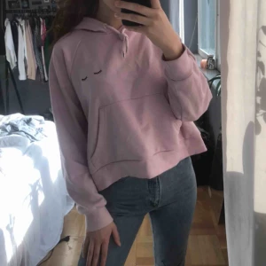 - rosa hoodie från monki storlek M. 160 kr INKLUSIVE frakt💖 