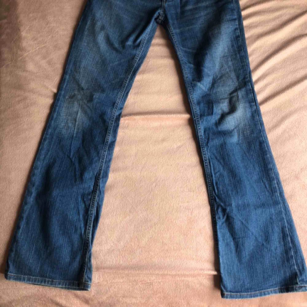 Blåa bootcut jeans med låg midja,super snygga men tyvärr för små för mig. Eftersom dom är försmå är dom knappt använda, så super kvalitet! Köpare står för frakt💘💘. Jeans & Byxor.