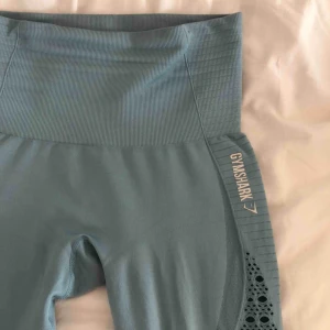  - Energy+ seamless tights från gymshark! Nyskick. Säljes då färgen inte riktigt passar mig (de är aningen ljusare än på bilderna!). Högmidjade och squatproof 😜 nypris 600kr, jag pröjsar frakten!