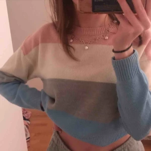  - En jättefin randig, stickad tröja i rosa, beige/vitt, grått och blått 💖 den är inte använd många gånger så i väldigt bra skick