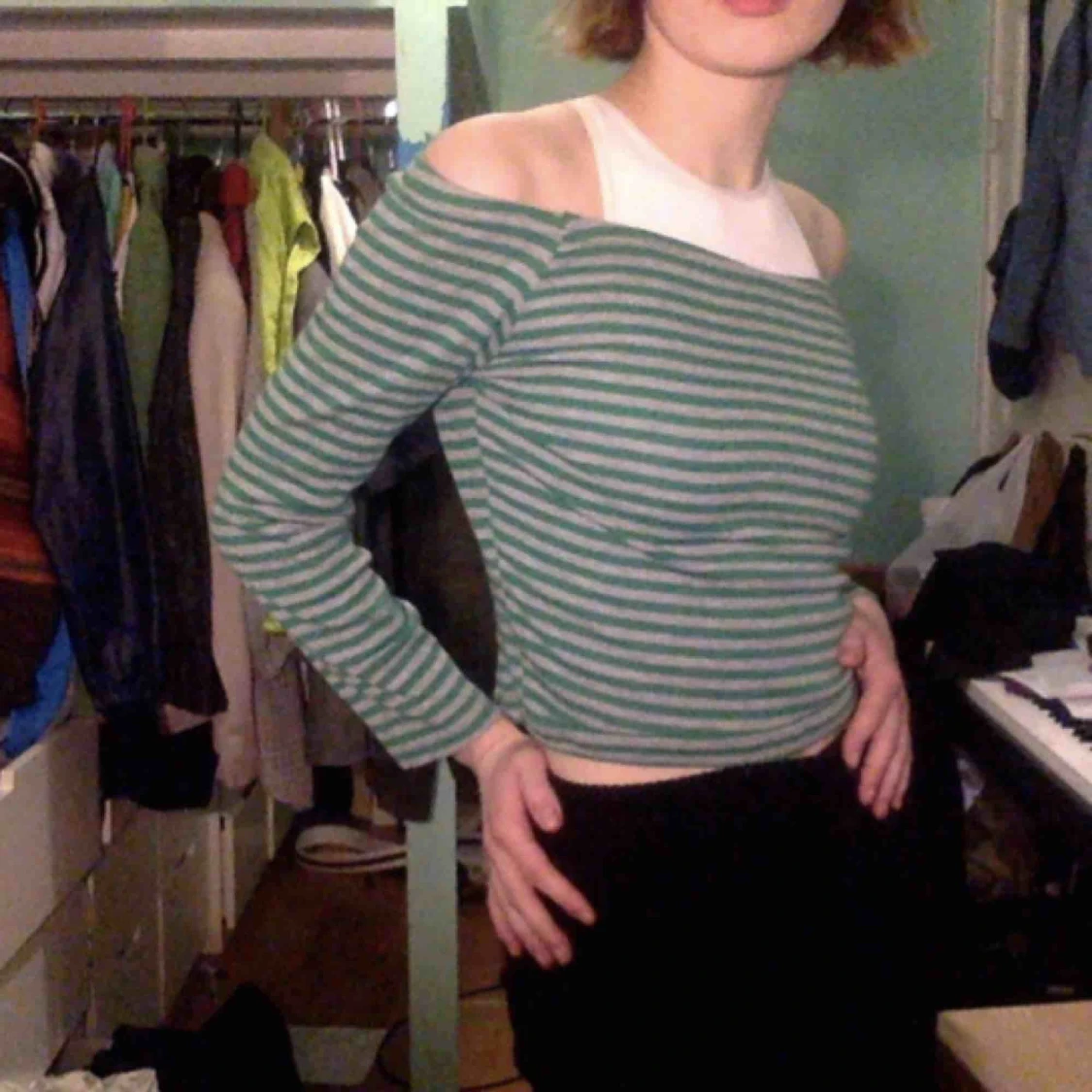 Långärmad, axellös magtröja från beyond retro! - 90