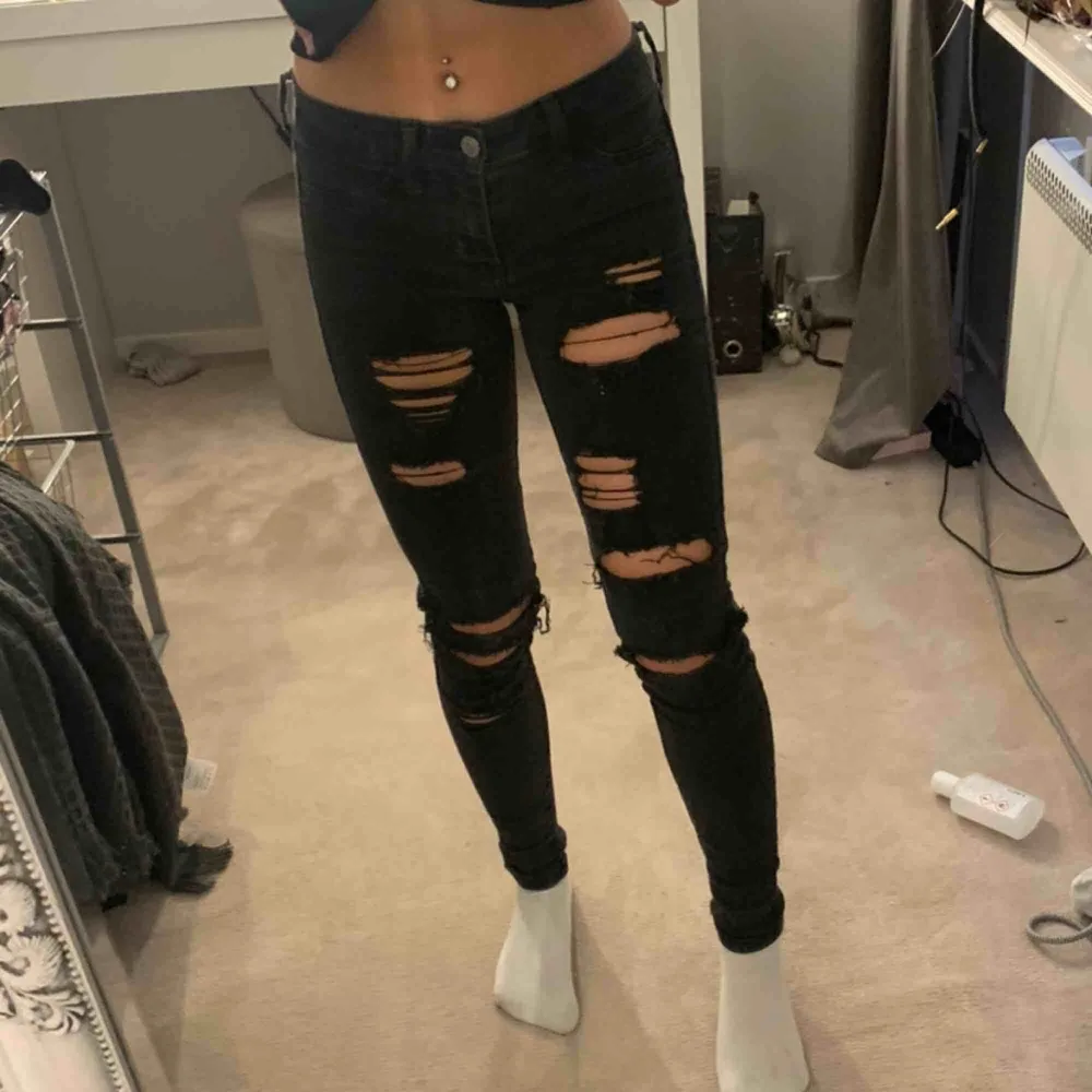 Ett par jätte håliga Hollister jeans, används inte längre, och för små för mig. Du står för frakten. Jeans & Byxor.
