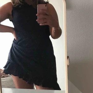  - Sååå söt klänning från & other stories blå med röda prickar och ruffles läns ärmarna, kragen och ner till  Fraktar eller möts upp i Stockholm  Skriv vid intresse eller frågor :)