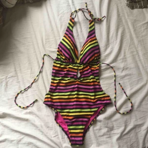  - Jättefin baddräkt med öppen rygg! Aldrig använd. 