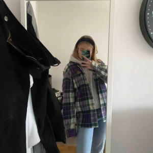 Rutigjacka - Sjukt snygg vintage vårjacka! Passar både xs/s/m, då jag brukar ligga på S i vanligtvis!  Fraktar och kan vanligtvis mötas upp, nu i coronatider möts jag bara upp i Hässelby/vällingby💕 köparen står för frakten! 