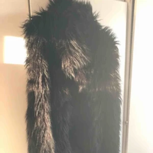  - Fejkpäls väst perfekt nu i vår  Passar från XS-L. Den är väldigt onesize i storlek över en tex skinnjacka i vår. 