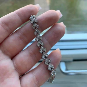  - Jätte fint silver armband med ”diamanter”, passar perfekt till vardag eller till fest! Frakt tillkommer och betalning sker via swish💓 Skicka ett meddelande om du har några frågor eller om du vill ha fler bilder🤩🤩 