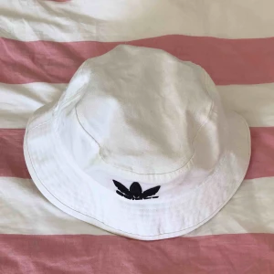  - Äkta adidas fiskehatt, köpt för 300kr säljer för 50kr. Tar swish, köparen står för frakten. 