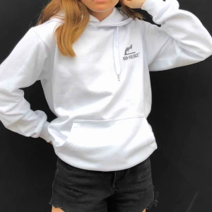  - NON VIOLENCE SWEATSHIRT  Använd EN gång. Nypris 600kr  Var med att stoppa våldet! Bär tröjan för att stötta 🖤
