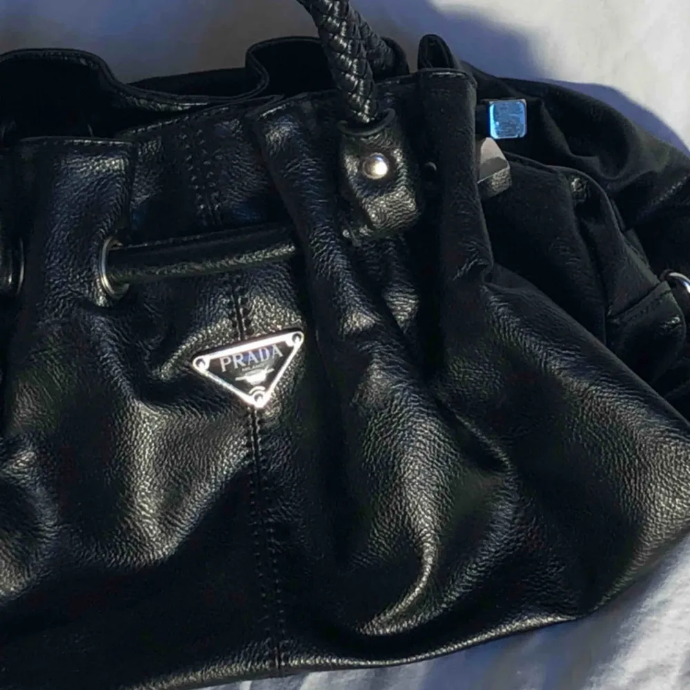Cool svart handväska. Fake Prada men ser ändå väldigt gullig ut. Frakt 79kr. Går att mötas upp i Uppsala 🧚🏼🧚🏼. Väskor.