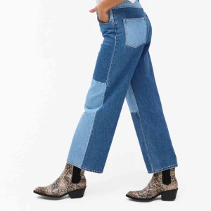  - Jeans i modellen Mozaik från monki, har sprättat upp sömmen längst ner. Jättefint skick! Sitter bra på mig som brukar ha 26/27 på jeans :)💖 skriv privat för fler bilder!