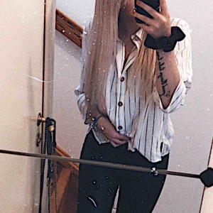  - Randig blus i fint skick från hm.