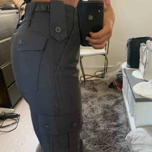  - Grå Cargo byxor från urbanoutfitters i fint skick 