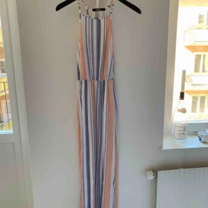  - Lång strand klänning, stretching material. Har en slits vid benet. Passar som en S. Super mjuk o skön. 