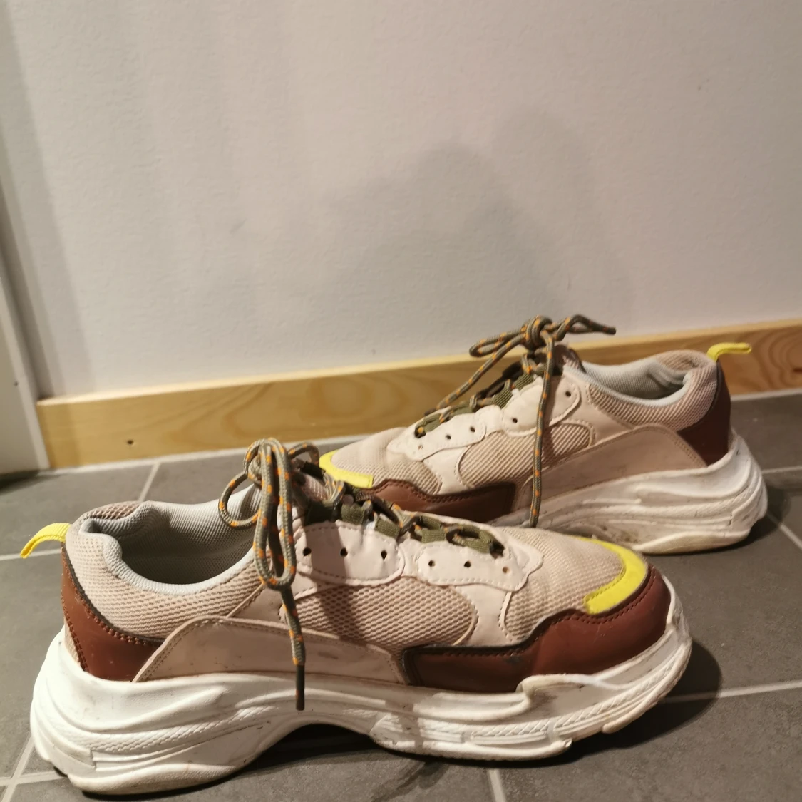 Sneakers i färg 
