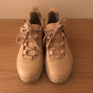  - Samsoe sneakers. Använda men i bra skick. 