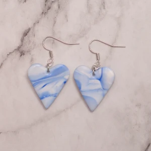Blue ocean heart  - Underbara örhängen i blått och vitt, nickelfria. 11:- i frakt, fri frakt vid köp över 100:-. 
