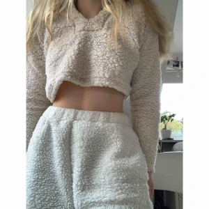  - HELT NY !! Mysigaste Teddy-tröjan från Missguided.🥺 Den är väldigt croppad! Nypris var ca 360kr 