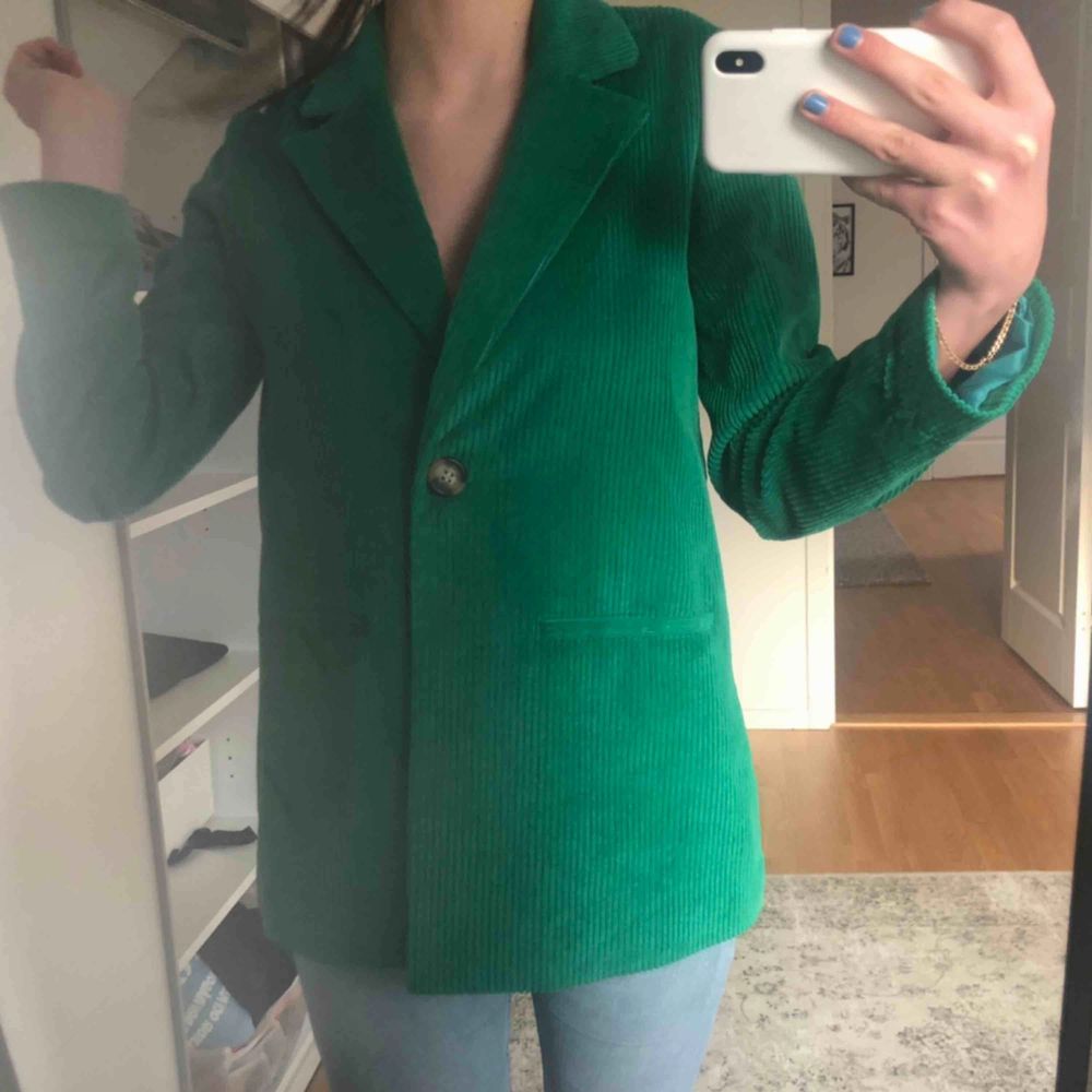 Säljer denna as snygga kavajen från NAKD! I str 34 men passar mig som är 36! Man kan ha den över en hoodie eller bara kavajen! Frakten ligger på 60kr! Nypris: 500kr Mitt pris: 160kr! 💖⭐️💖⭐️💖Meddela mig vid eventuella frågor/fler bilder 🧚🏼✨🧚🏼✨🧚🏼✨. Kostymer.