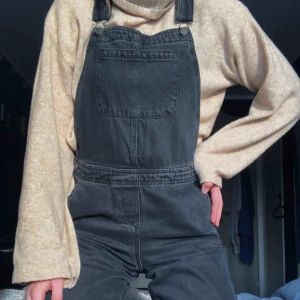  - Säljer min supersnygga denim hängselbyxor🤩 materialet ska se ”nött” ut och de är grå-svarta. Modellen är lite längre i benen men går att vika upp. Använda ett fåtal gånger men är i nyskick🌟 frakt tillkommer, skicka meddelande för mer information💕