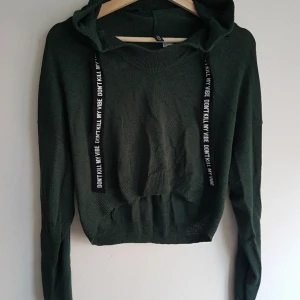 Grön Tröja - Grön tröja med luva, köpt från H&M i storlek M. Använd bara någon enstaka gång. Som ny!