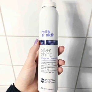 Milkshake silvermousse - Milkshake silver shine whipped cream - silvermousse från Milkshake, funkar superbra för att få bort gula toner i blont hår. Oöppnad.