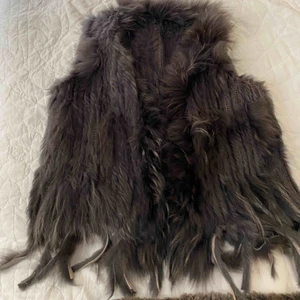  - Äkta pälsväst i fint skick, mörkbrun. Står ingen storlek och är svårt att säga storlek, passar allt från small till large beroende på passform och vad man har under. 