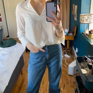  - Så enkel och snygg vit skjorta! Rätt see through, men bara snyggt!! Känns inte som en 34 utan mer som 34-36. Köparen står för frakt!