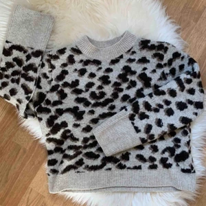  - Säljer min älskade stickade tröja från hm med leopardmönster, storlek xs men passar mig med s. Varm och skön, sticks inte💕💕