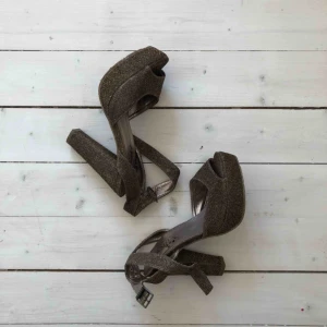  - Guldglittriga högklackade skor, säljes pga lite för små för mig. Använda enstaka gånger, fint skick!   Köparen betalar frakt, alt upphämtning i Gävle eller Uppsala! 