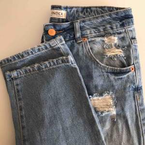 Snygga boyfriend jeans med slitningar från Lindex. Säljer då de är för små. Frakt tillkommer