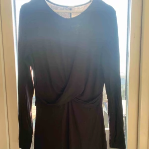 Klänning storlek L - Fin,simpel klänning ifrån Gina. Använd fåtal tillfällen med fint skick. Storlek L men passar M bra med.