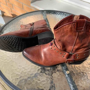  - Skinnboots stl 39 , nyskick förutom gummit på klacken men går att byta 