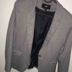  - En super fin kostym från H&M köpte den men tyvärr fick ha den på mig en gång men den skön och passar både storleken 40/42 Köparen står för frakt.