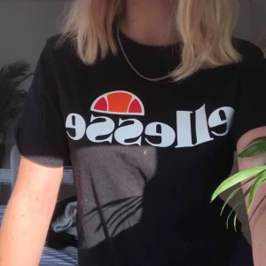  - En ellese T-shirt i bra skick, knappt använd 
