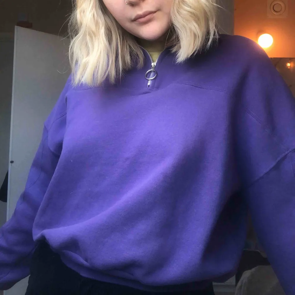 Superskön lila sweatshirt från Pull & Bear! Verkligen supermjuk inuti och superskön. Säjs pga att den ej kommer till användning tyvärr. Frakt tillkommer✨. Hoodies.