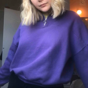  - Superskön lila sweatshirt från Pull & Bear! Verkligen supermjuk inuti och superskön. Säjs pga att den ej kommer till användning tyvärr. Frakt tillkommer✨