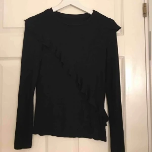  - Tröja med volang från vila