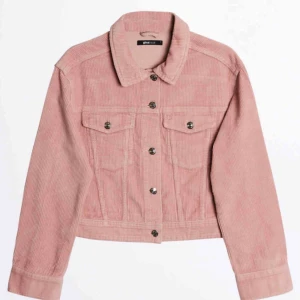  - säljer nu min manchesterjacka från gina tricot, använd en vår, men i fint skick. 