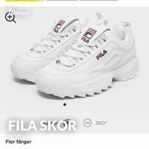  - Säljer dessa fina fila skor då jag insåg att det inte riktigt va min stil! Köpta på ja sport för cirka 2 månader sen för 1000 kr, använda kanske 3 ggr och riktigt rena,fräscha!! Storlek 39,5 och är mycket sköna att gå i.