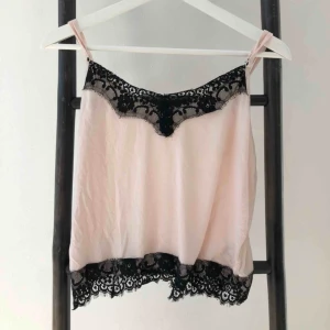  - Ett super fint linne med spetsdetaljer! Fint skick fortfarande. Skriv för fler bilder eller frågor💛