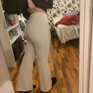  - Vita utsvängda kostymbyxor. Köpta på humana för ca 300kr! Står ingen strl men passar mig perfekt som brukar ha S ☺️ knappt använda, inga fläckar osv. Köpare står för frakt 💖