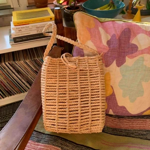  - En korgväska i kvalité! Min mormors gamla från 90-talet har jag för mig men ser knappt använd ut🌟 Väldigt rar på sommarn👙🍉   Möts på Värmdö eller i Stockholm C. Fraktar också men då står köparn för frakten. Tar swish!👌