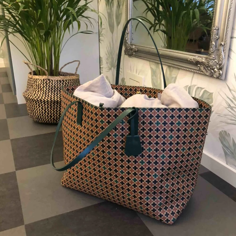Säljer min stora Malene Birger väska! Ovanlig färg och köpt i Stockholm under sommaren 2019. Kan gå ner i pris vid snabb affär! Frakt tillkommer🥰. Väskor.